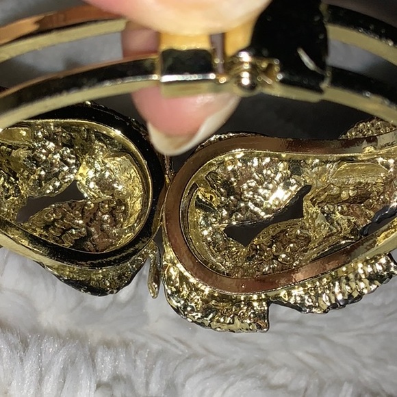 Clamper Style Leaf Motif Bracelet - Picture 11 of 16